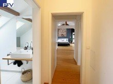 Wohnungsflur mit Blick ins Schlafzimmer Verkauft: Ganz oben und mitten drin! Stylisches Penthouse-Loft mit sonniger Dachloggia