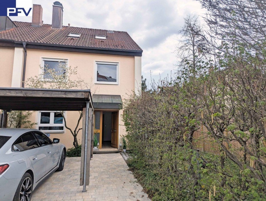 Anwesen Eingang mit Carport Haus N�rnberg
