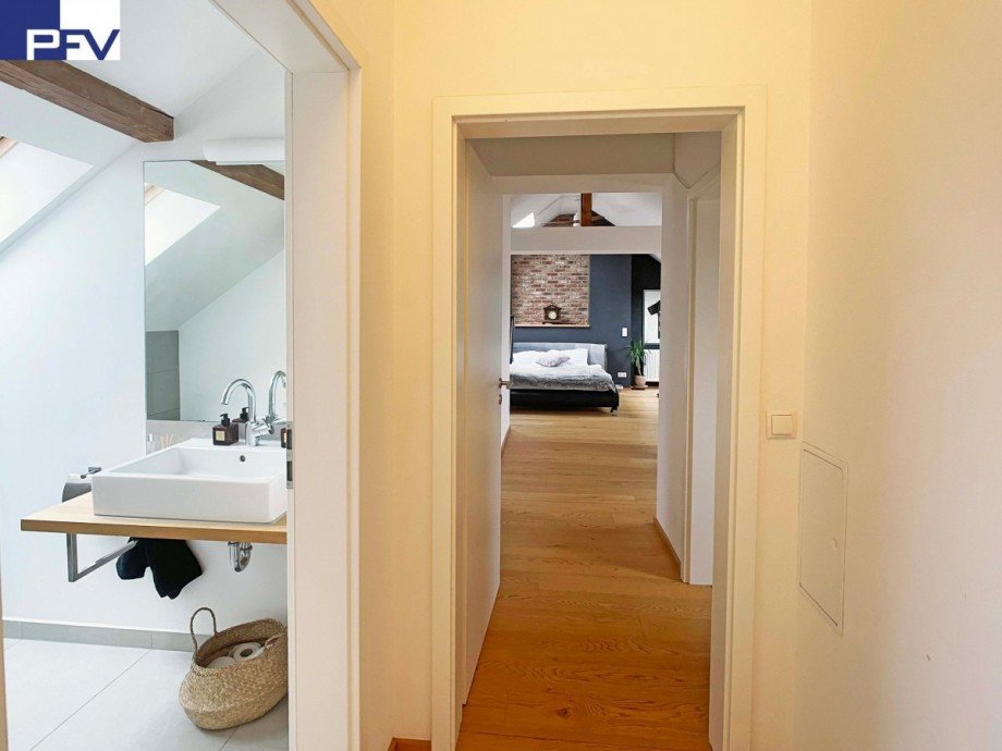 Wohnungsflur mit Blick ins Schlafzimmer Dachgeschosswohnung N�rnberg